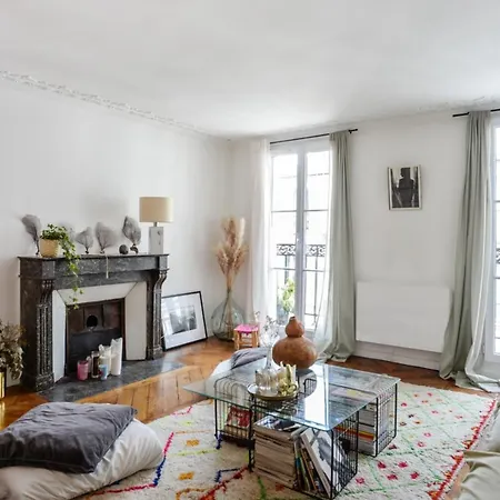 Charming Flat With Balcony In The Heart Of Parigi